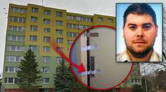 Za těmito dveřmi policista-vrah věznil a ubodal svou ženu!
