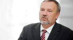 Poslanec KSČM Kováčik je s těžkým úrazem v nemocnici. Spadl ze střechy