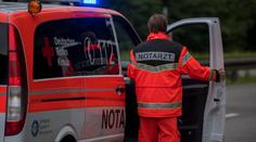 Policie řekla, jak je na tom dívka po úderu blesku, která spadla pod auto