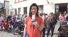 Na humanitární dávky stojí uprchlíci fronty. Někteří na místě nocují