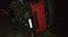 Převrátil Iveco na bok. Řidiče asi přemohl mikrospánek