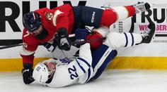 Gudas opět řádil, ostře sejmul i Kämpfa. Má jiný dres, hájil se řízný obránce