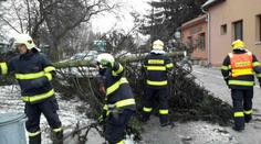 Kvůli vichru lidé prchali z postelí, mrazivé rekordy hlásí 49 stanic