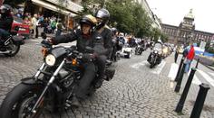 Stovky Harleyů se prohnaly Prahou. Provázela je policie