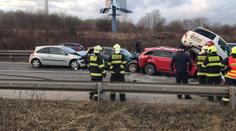 Velká nehoda v Praze! 10 aut se srazilo na Štěrboholské spojce