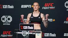 Zklamaná, že soupeřku neukončila. Bledá po výhře v UFC slavila i kulečníkem