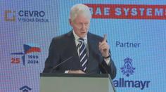 NATO pomáhá nám všem, řekl exprezident Clinton v reakci na americké odpůrce Aliance