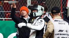 Brad Pitt omdlel na závodech F1 ve Vegas. Za půl roku to uvidíte v kině