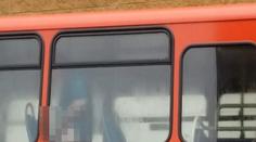 Řidiče nachytali při sexu s jeho autobusem! VIDEO