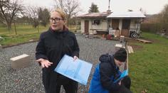 Žena s nemocným synem přišla o bydlení i peníze. Z nesnáze jí pomáhají cizí lidé