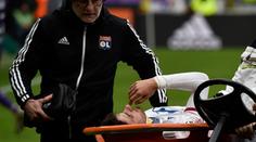 Fotbalista Lyonu omdlel během zápasu, fanoušci jen zděšeně koukali