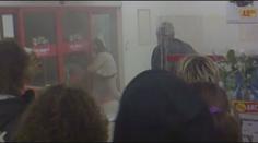 Bezdomovec zdemoloval supermarket. Před příjezdem policie se stačil oholit. Podívejte se