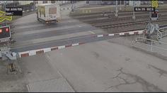 Řidič ignoroval světla na přejezdu, málem ho smetl rychlík! VIDEO