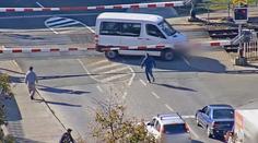 Boj o život na přejezdu: Na dodávku se hnal vlak! VIDEO