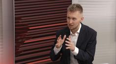 To má být pravice? Státní televize a drahé sliby, vyčítá mladý politik Motoristům