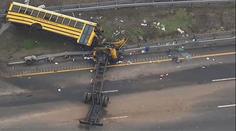 Autobus plný dětí narazil do auta popelářů. Zbyl z něj vrak. 2 mrtví