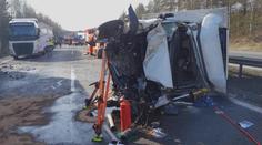 Hromadná nehoda uzavřela dálnici D5. Řidiče museli vyprošťovat hasiči