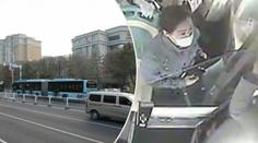 VIDEO: Řidič zachránil plný autobus před katastrofou. Potom omdlel