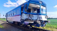 U Olomouce se srazil vlak s náklaďákem. Strojvedoucího odvezli záchranáři