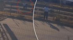 Žena spadla do kolejiště, nemohla se hnout! Policista pro ni skočil