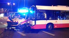 Do sanitky s pacientem narazil autobus, nikdo se nezranil