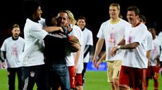 Fanoušek vtrhl na hřiště a vrhnul se na Ribéryho. Pak se děly věci