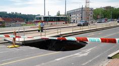 Kdo může za kráter na Evropské ulici? Metrostav vinu odmítá