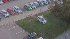 Senior bez řidičského oprávnění naboural do nemocnice. Spletl si brzdu s plynem