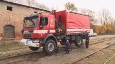 Auto nebo lokomotiva? Hasičský speciál zvládá silnici i koleje