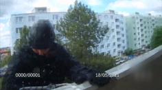 Můžeme od vás slanit? Strážníci ukázali náročnou záchranu seniorky 