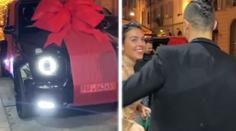 Překvapený Ronaldo, na ulici ho přepadli kámoši i s luxusním dárkem
