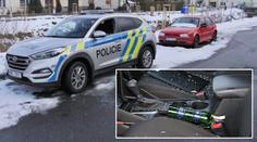 Mladík zaútočil na auto lahví alkoholu. Střepy pořezaly policistu