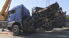 Kamion s nadměrným nákladem se převrátil u Otrokovic, doprava stála