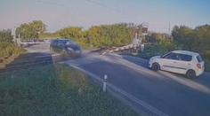 VIDEO: K tragédii chyběly centimetry. Vlak na přejezdu těsně minul auto