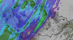 Žene se studená fronta, hrozí bouřky. Mapa ukazuje, kde bude pršet nejvíc