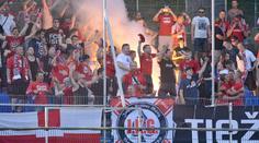 Divočina na vyprodaném stadionu v Brně. Na hřišti skončila i světlice
