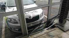 Muž si to rozdal s policejním autem na nože! Zběsile ho bodal