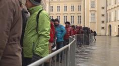 O výstavu korunovačních klenotů je obří zájem. Lidi neodradilo ani špatné počasí