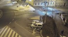VIDEO: Drama na kruhovém objezdu. Auto začalo hořet a rozjelo se
