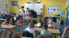 Konec školního roku: Žáci si převzali vysvědčení, někde dokonce venku