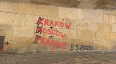 Karlův most opět hyzdí graffiti, viník unikl kamerám