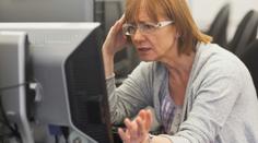 Vypnou karty i účty. Klienti bývalé banky se víc než den nedostanou k penězům
