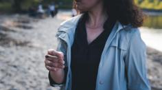 Polka v taxíku vytáhla marihuanu. Aby ji policie nechytla, udělala neobvyklou věc