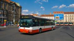 Na řidiče autobusu v Praze vytáhl cestující nůž. Klidné reakci lidé tleskají