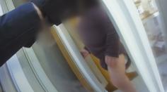 VIDEO: Několikaměsíční holčička lezla po parapetu. Zachraňovala ji policie