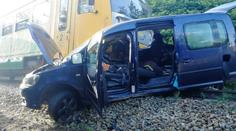 Auto na přejezdu smetl vlak. Žena vyvázla jen se zlomenou rukou!