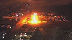 VIDEO: Desítky metrů obrovské plameny, které nejde uhasit. Explodovalo potrubí