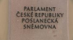 Do Sněmovny můžou bez kontroly stovky lidí. Dostanou se tam díky speciální kartě