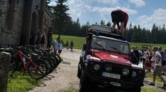 Cyklistku v Jizerských horách zasáhl blesk. Záchranáři ukázali, jak dopadla její helma