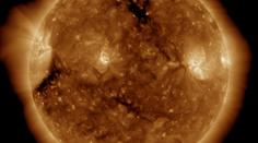 Na Slunci roste ohromná skrvna, mohou přijít silnější erupce!